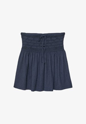 Gonna blu scuro lavorata a maglia con ampio cinturone testurizzato caratterizzato da motivo a trecce e coulisse, tessuto plissettato sotto la vita.