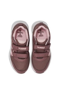 Bruine en roze mesh sneakers met klittenbandsluitingen, voorzien van een ronde neus, gewatteerde schacht en een witte rubberen zool. Hummel-logo zichtbaar.