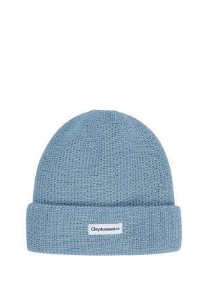 Hellblaue gestrickte Mütze mit umgeschlagenem Rand und kleinem rechteckigem weißem Etikett mit schwarzem Text "Cleptomanicx" vorne.