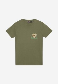 Camiseta de cuello redondo en verde oliva con un pequeño gráfico de un gato usando gafas de sol y notas musicales con el texto "Dormars" en el lado izquierdo del pecho.