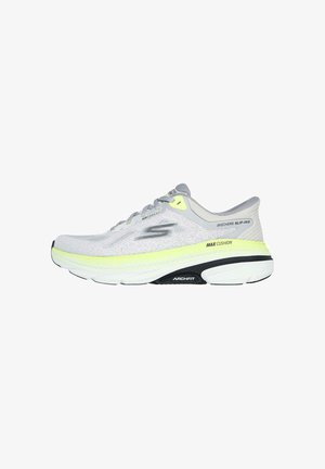 Zapatilla deportiva de color gris claro con parte superior de malla, suela negra, acentos amarillos y tecnología de amortiguación. Cuenta con cordones y un diseño de punta redondeada.