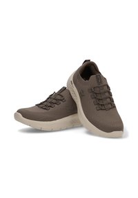 Zapatillas ligeras marrones con parte superior de punto texturizado, sistema de cordones elásticos y suela de goma crema para mayor tracción.