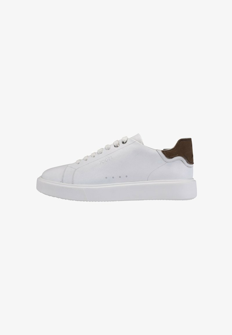 Sneaker bianco in pelle liscia con punta arrotondata, dettagli cuciti e un accento in pelle marrone sul tallone. Presenta lacci piatti e un marchio discreto.