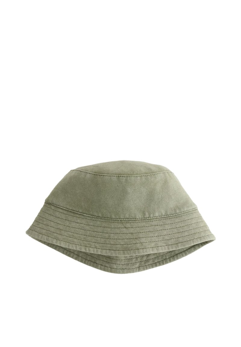 Grüner Baumwoll-Bucket-Hut mit abgerundetem Oberteil und breiter, flacher Krempe. Die Textur ist glatt und weist gestickte Akzente entlang der Krempe auf.