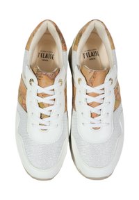 Sneaker bianche con texture in rete, presentano motivi decorativi di mappe sul tallone in pelle beige. I lacci sono bianchi, con occhielli dorati ai lati.