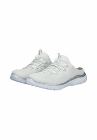 Weiße Mesh-Sportschuhe mit strukturierten Oberflächen, verstellbarem Schnürsystem und silbernem Akzent an der Sohle. Leichtes Design, zum Hineinschlüpfen.