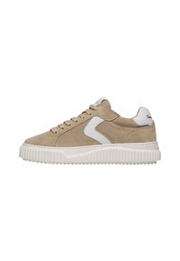 Sneaker beige in suede con dettagli in cuoio bianco, dotata di una suola bianca testurizzata e un design tradizionale con lacci. Dettaglio del logo laterale sulla parte superiore.