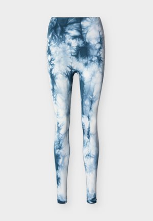Leggings taille haute, longueur intégrale, avec un motif tie-dye bleu et blanc, présentés sur un fond uni.