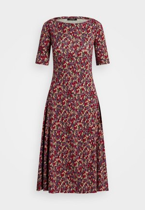 Blommönstrad klänning med rund halsringning, korta ärmar och volangkjol. Har röd, lila och krämfärg på en mörk bakgrund.