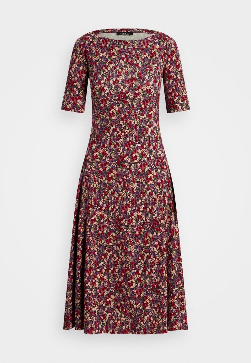 Vestido con estampado floral, cuello redondo, mangas cortas y falda acampanada. Presenta colores rojo, púrpura y crema sobre un fondo oscuro.