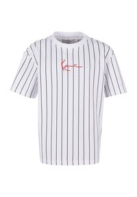 Camiseta blanca con rayas verticales negras, presenta un logo de firma roja en el pecho. Mangas cortas y cuello redondo. Textura suave.
