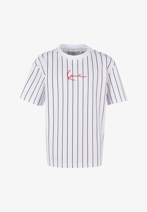 Tricou alb cu dungi verticale negre, având un logo roșu cu semnătură pe piept. Mâneci scurte și gât rotund. Textură netedă.