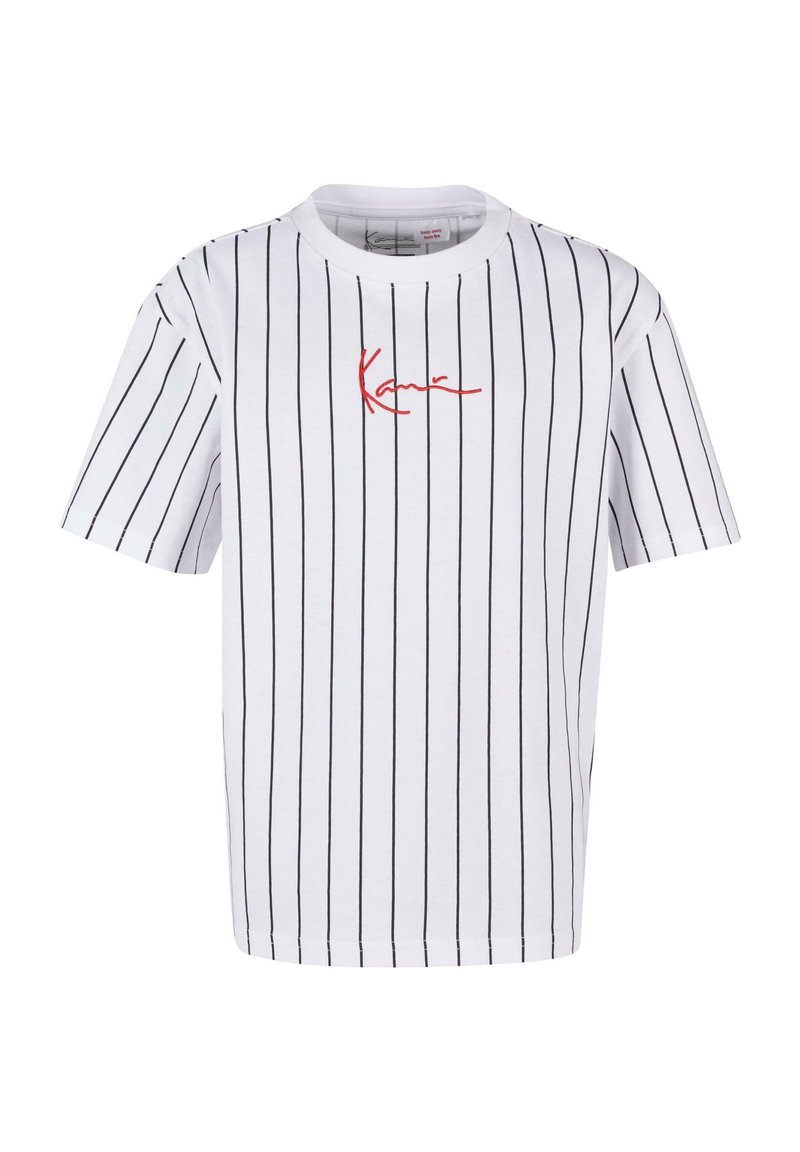 Camiseta blanca con rayas verticales negras, presenta un logo de firma roja en el pecho. Mangas cortas y cuello redondo. Textura suave.