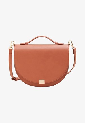 Sac bandoulière en cuir marron avec rabat incurvé, poignée supérieure, sangle réglable et petite boucle rectangulaire dorée sur fond blanc.