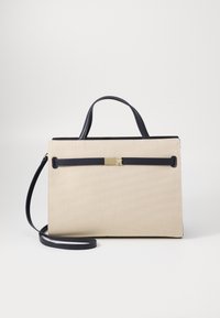 Beige handtas met een gestructureerde afwerking, zwarte leren accenten, dubbele handvatten en een afneembare schouderriem met een gouden sluitdetail.