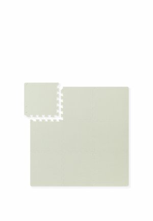 Neuf tapis en mousse beige emboîtables disposés avec un détaché dans le coin supérieur gauche sur un fond blanc.