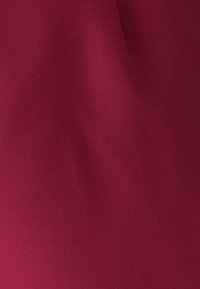 Bordová látka s hladkou textúrou a jemným leskom. Povrch je mierne pokrčený, čo naznačuje ľahký materiál.