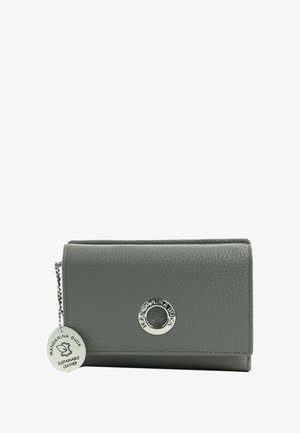 Portefeuille en cuir gris avec surface texturée, fermeture à pression et logo argenté, accompagné d'une étiquette indiquant des matériaux durables.