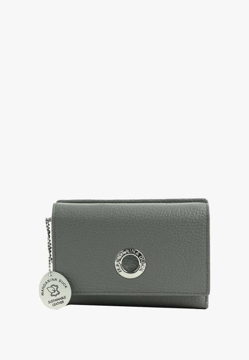 Portefeuille en cuir gris avec surface texturée, fermeture à pression et logo argenté, accompagné d'une étiquette indiquant des matériaux durables.