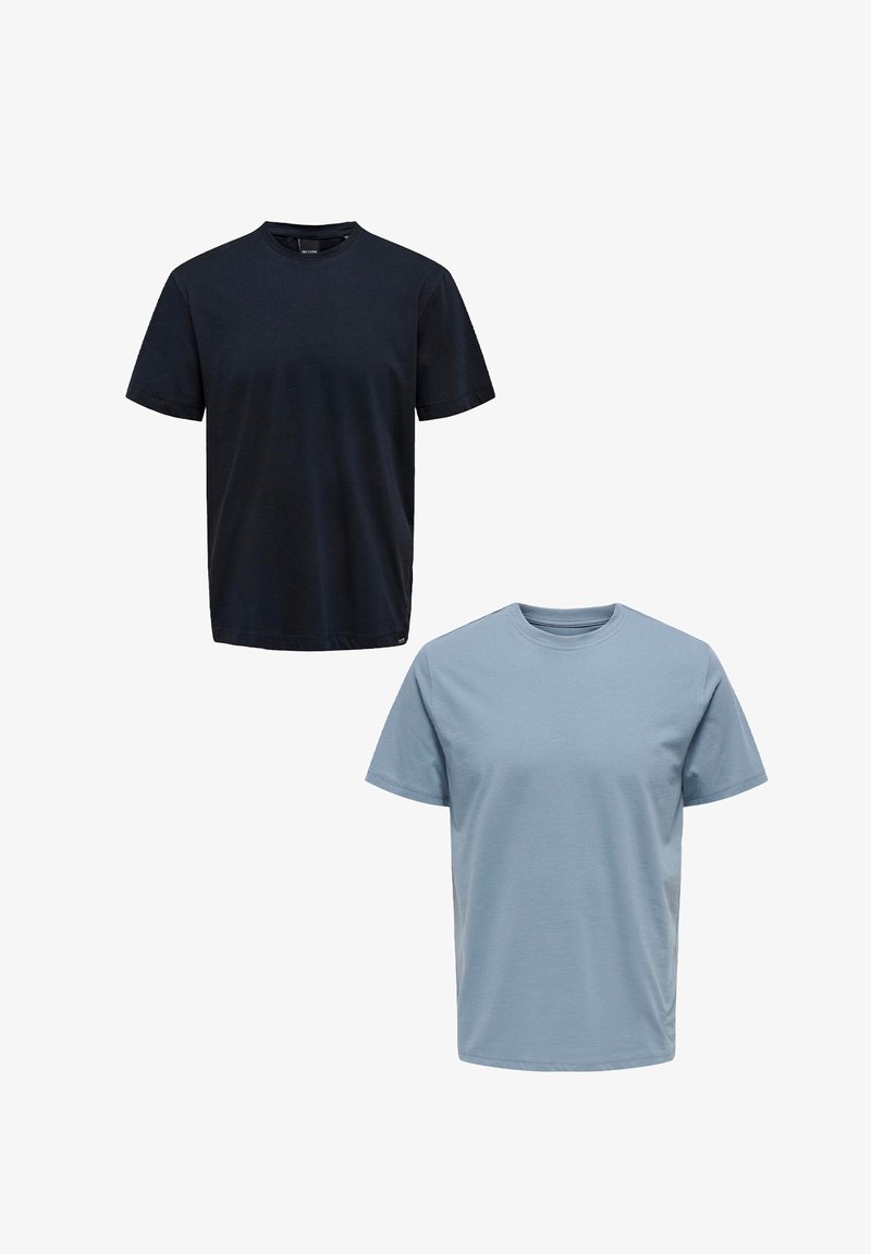 Zwei kurzärmelige T-Shirts: eines in Navyblau, das andere in Hellblau. Beide bestehen aus Baumwolle, haben einen Rundhalsausschnitt, eine glatte Textur und eine normale Passform.