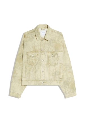 Jachetă din denim bej deschis, spălată, cu guler, nasturi în față, două buzunare cu clapetă la piept și buzunare laterale, așezată pe o suprafață plată pe fundal alb.