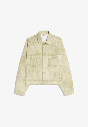 Lichtbeige gewassen spijkerjasje met kraag, knopen aan de voorkant, twee klepzakken op de borst en zijzakken, plat gelegd op een witte achtergrond.