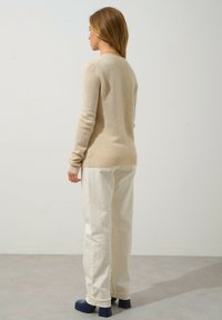 Authentic Cashmere ELISE - THREAD ROUND-NECK - Strickjacke - oat