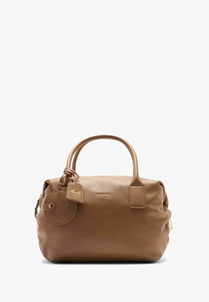 Bolso de mano de cuero marrón con textura de guijarro, asas redondeadas dobles, etiqueta decorativa, logo dorado y una forma suave y redondeada.
