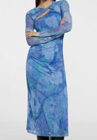 Blaues Batik-langärmeliges Kleid mit taillierter Silhouette, versehen mit einem verdrehten Halsausschnitt und weichem, transparentem Stoff. Knielange.