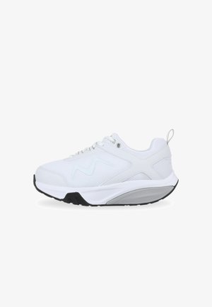 Zapatillas deportivas blancas con parte superior de malla y material sintético, puntera redondeada, sistema de cordones, cuello acolchado y suela negra en contraste.