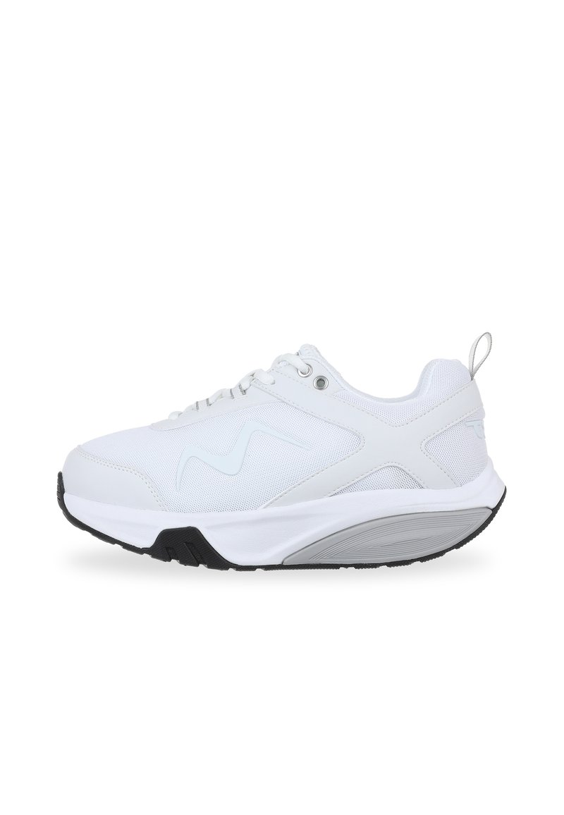 Zapatillas deportivas blancas con parte superior de malla y material sintético, puntera redondeada, sistema de cordones, cuello acolchado y suela negra en contraste.
