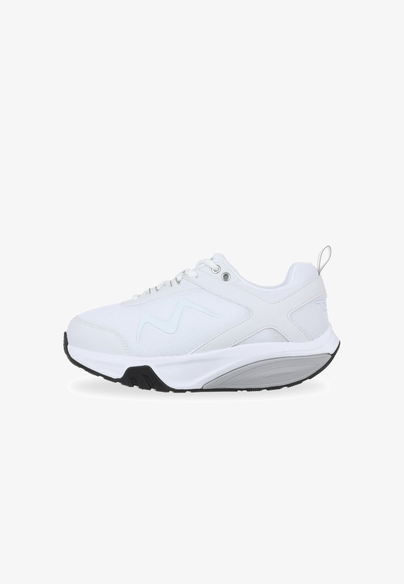 Zapatillas deportivas blancas con parte superior de malla y material sintético, puntera redondeada, sistema de cordones, cuello acolchado y suela negra en contraste.