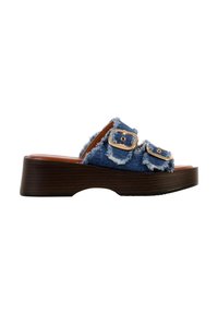 Sandale slide en denim bleu avec deux boucles dorées, bords effilochés et semelle plateforme épaisse marron foncé.