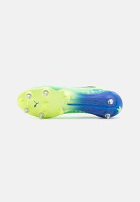 Scarpa da calcio con un design testurizzato in verde e blu, dotata di sei tacchetti per la trazione e un motivo sagomato sul sottopiede.