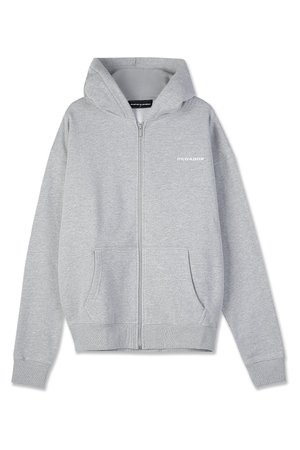 Gaiši pelēks zip-up džemperis ar kapuci, priekšējām kabatām, ribotām piedurknēm un mazu drukātu logotipu kreisajā pusē. Mīksts kokvilnas audums.