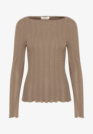 Top marrón de punto de manga larga con patrón de trenzado, escote barco y detalles en el dobladillo con forma de concha. Tejido suave y texturizado.