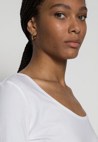 Tommy Hilfiger SLIM SCOOP - T-shirt básica - white