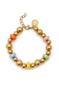 Pulsera de cuentas en tono dorado con cuentas esféricas brillantes y cuentas de cerámica de colores en naranja, rosa, azul, amarillo y verde.