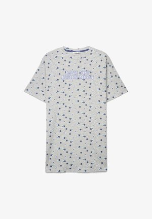 Maglietta grigio chiaro con piccolo motivo di bacche blu e testo viola "TI VOGLIO BENE BACCIARE MOLTO" sul petto.