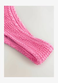 Sélectionné, pink crinkle