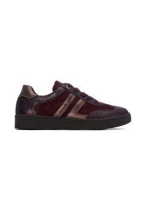 Zapatilla baja en tonos rojo oscuro y bronce con paneles texturizados, cordones y suela de goma, vista desde el lateral sobre fondo blanco.