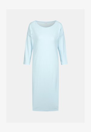 Hellblaues Kleid mit rundem Ausschnitt und dreiviertellangen Ärmeln. Es hat ein dezentes Streifenmuster und eine lockere, gerade Passform.