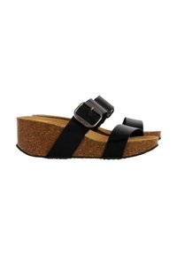 Zwarte wedge sandalen met twee verstelbare banden, een kurken tussenzool en een gestructureerde rubberen buitenzool. Metalen gespdetail op een van de banden.