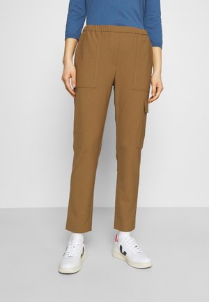 PANTS SMART MEDIUM RISE CROPPED ELASTIC IN WAISTBAND - Cargo trousers - desert camel
