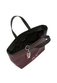 Borsa a spalla bordeaux con dettagli neri, dotata di due manici, una tasca con zip e un portachiavi colorato attaccato a un anello metallico.