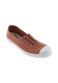 Scarpe slip-on in tela di colore ruggine con punta in gomma bianca, lacci con occhielli in metallo e suola bianca testurizzata.