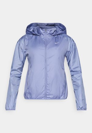 Leichte, kapuzegefutterte Jacke in helllila mit einer glatten, glänzenden Textur. Verfügt über ein gepunktetes Muster an den Ärmeln und einen Reißverschluss vorne.