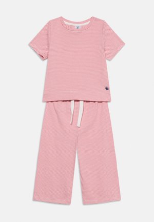 Haut à manches courtes à fines rayures roses et blanches et pantalon large assorti avec taille à cordon, posé à plat sur fond blanc.