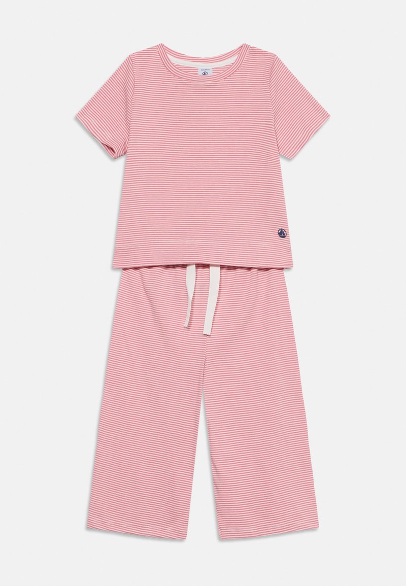 Haut à manches courtes à fines rayures roses et blanches et pantalon large assorti avec taille à cordon, posé à plat sur fond blanc.