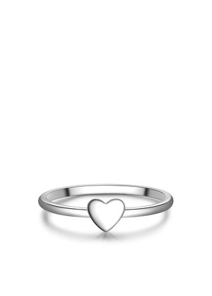 Silberner dünner Ring mit einem kleinen herzförmigen Anhänger, zentriert auf weißem Hintergrund, der einen weichen Schatten darunter wirft.